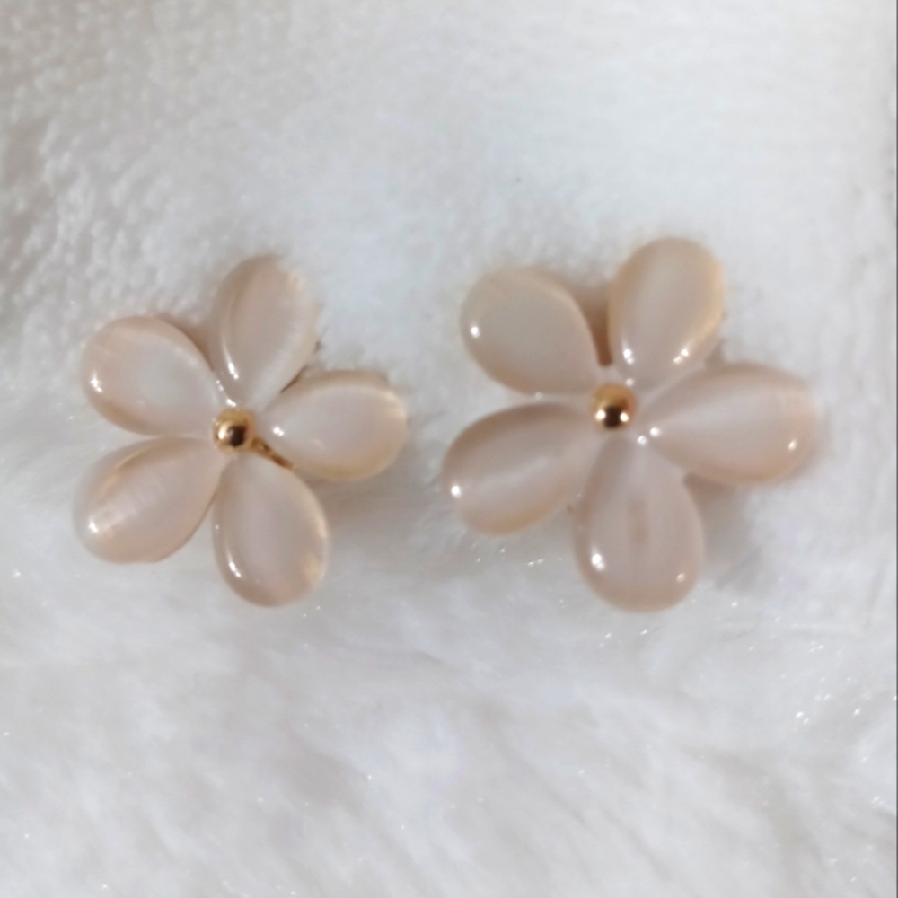 White flower clip earrings